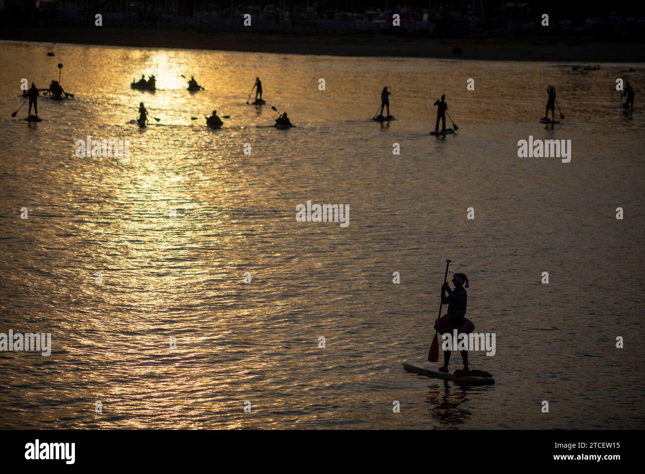 Santa Barbara, Stati Uniti. 10 dicembre 2023. Il concorso per la categoria Human-Powered. La 37a Parata annuale delle luci del porto di Santa Barbara, CALIFORNIA, il 10 dicembre. 2023. Circa 30 imbarcazioni illuminate illuminano la notte mentre si dirigono dal porto di Santa Barbara a Leadbetter Beach lungo la costa fino al Cabrillo Pavilion, quindi tornano lungo la costa fino a Sterns Wharf. (Foto di Rod Rolle/Sipa USA) credito: SIPA USA/Alamy Live News Foto Stock