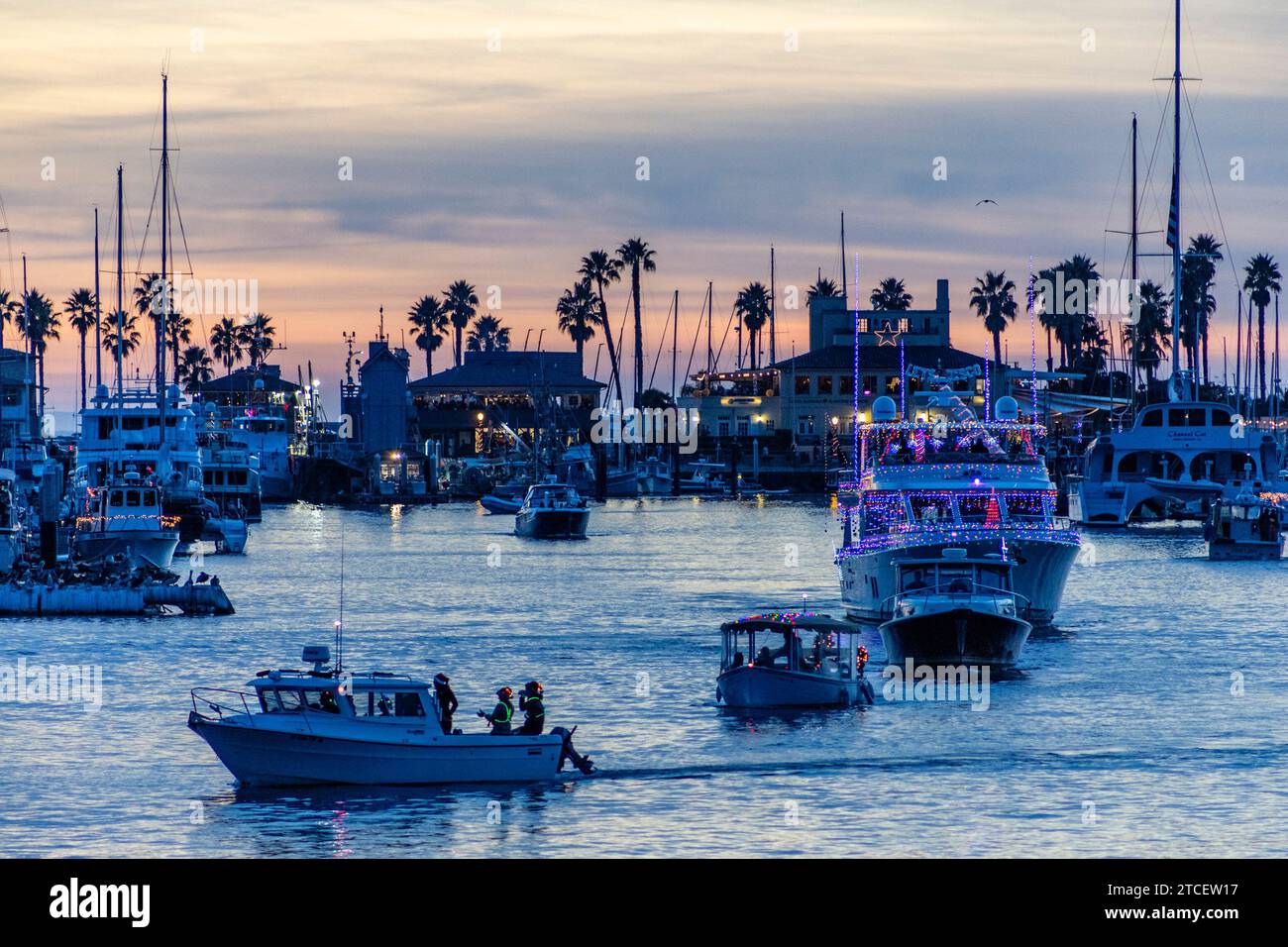 Santa Barbara, Stati Uniti. 10 dicembre 2023. La 37a Parata annuale delle luci del porto di Santa Barbara, CALIFORNIA, il 10 dicembre. 2023. Circa 30 imbarcazioni illuminate illuminano la notte mentre si dirigono dal porto di Santa Barbara a Leadbetter Beach lungo la costa fino al Cabrillo Pavilion, quindi tornano lungo la costa fino a Sterns Wharf. (Foto di Rod Rolle/Sipa USA) credito: SIPA USA/Alamy Live News Foto Stock