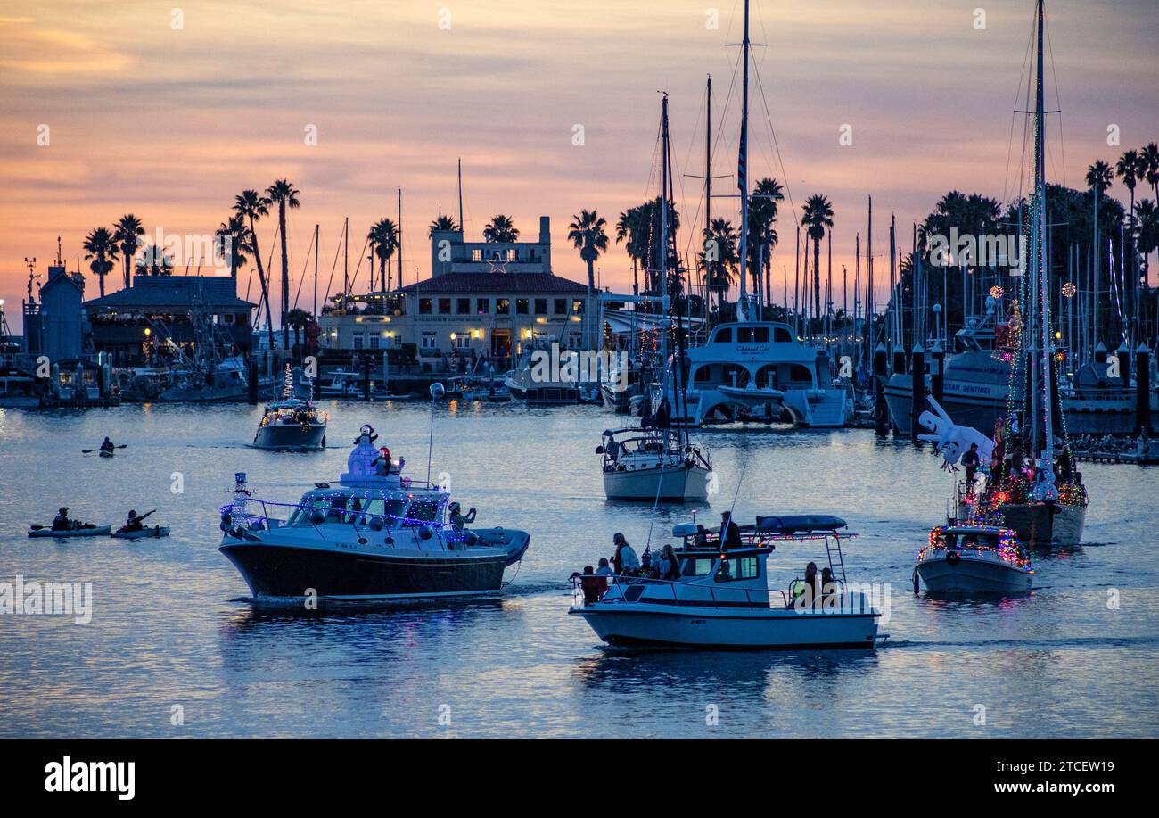 Santa Barbara, Stati Uniti. 10 dicembre 2023. La 37a Parata annuale delle luci del porto di Santa Barbara, CALIFORNIA, il 10 dicembre. 2023. Circa 30 imbarcazioni illuminate illuminano la notte mentre si dirigono dal porto di Santa Barbara a Leadbetter Beach lungo la costa fino al Cabrillo Pavilion, quindi tornano lungo la costa fino a Sterns Wharf. (Foto di Rod Rolle/Sipa USA) credito: SIPA USA/Alamy Live News Foto Stock