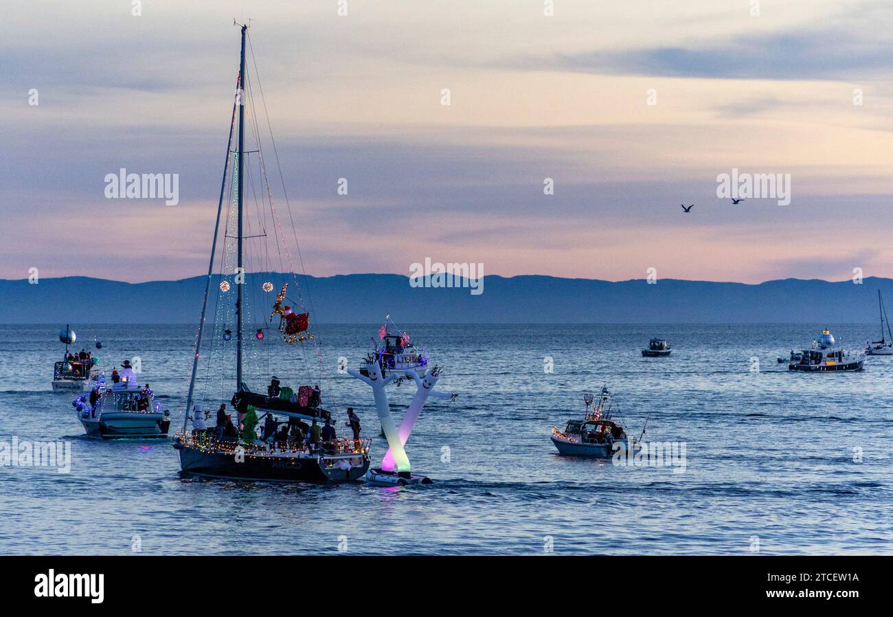 Santa Barbara, Stati Uniti. 10 dicembre 2023. La 37a Parata annuale delle luci del porto di Santa Barbara, CALIFORNIA, il 10 dicembre. 2023. Circa 30 imbarcazioni illuminate illuminano la notte mentre si dirigono dal porto di Santa Barbara a Leadbetter Beach lungo la costa fino al Cabrillo Pavilion, quindi tornano lungo la costa fino a Sterns Wharf. (Foto di Rod Rolle/Sipa USA) credito: SIPA USA/Alamy Live News Foto Stock