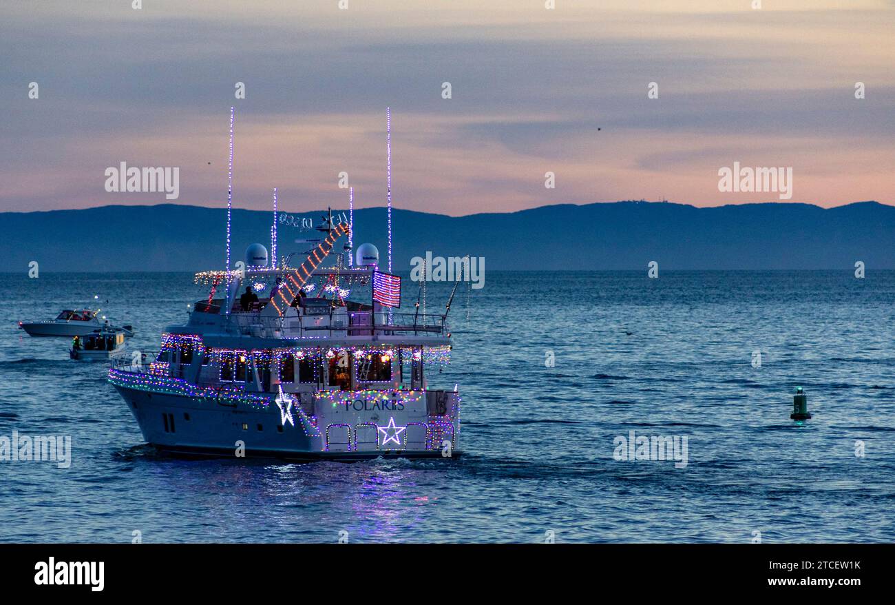 Santa Barbara, Stati Uniti. 10 dicembre 2023. La 37a Parata annuale delle luci del porto di Santa Barbara, CALIFORNIA, il 10 dicembre. 2023. Circa 30 imbarcazioni illuminate illuminano la notte mentre si dirigono dal porto di Santa Barbara a Leadbetter Beach lungo la costa fino al Cabrillo Pavilion, quindi tornano lungo la costa fino a Sterns Wharf. (Foto di Rod Rolle/Sipa USA) credito: SIPA USA/Alamy Live News Foto Stock