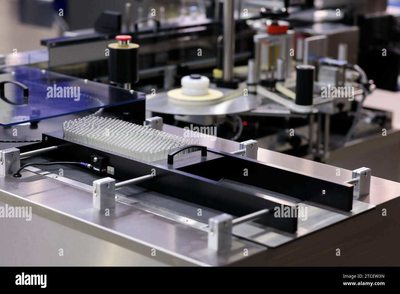 Fiale di vetro per iniezione medica sulla linea di trasporto di produzione in fabbrica farmaceutica. Messa a fuoco selettiva. Foto Stock