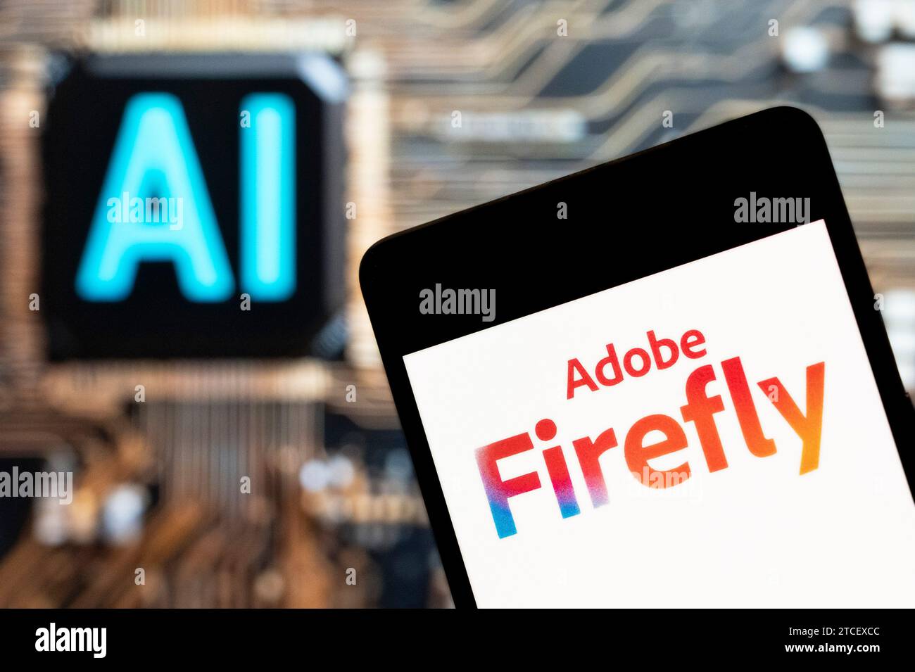 Cina. 10 novembre 2023. In questa immagine fotografica, il logo Adobe Firefly visualizzato su uno smartphone con un chip di intelligenza artificiale (ai) e un simbolo sullo sfondo. (Foto di Budrul Chukrut/SOPA Images/Sipa USA) **** esclusivamente a scopo editoriale *** credito: SIPA USA/Alamy Live News Foto Stock