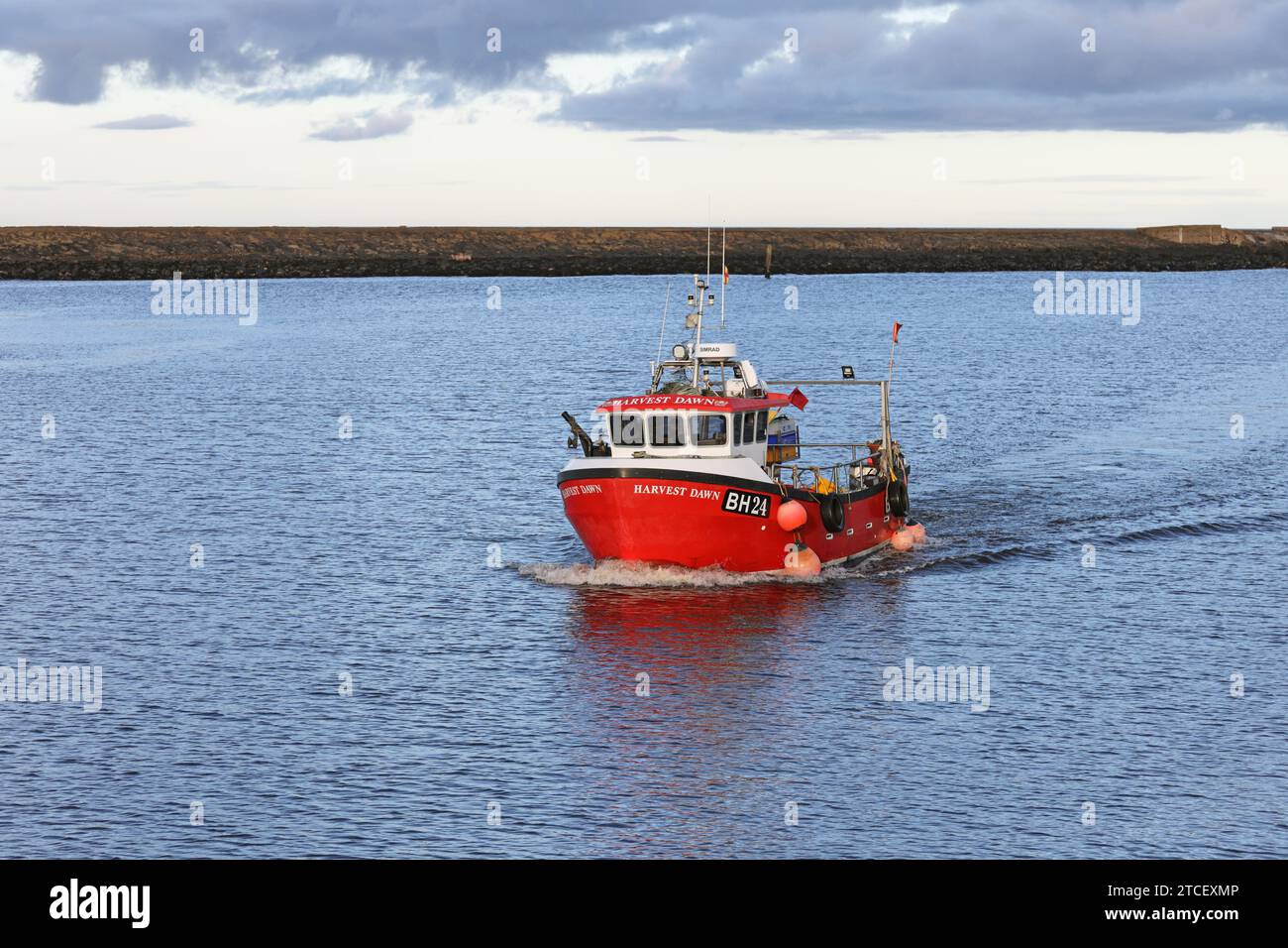 Barca da pesca di ritorno ad Amble Harbour, Northumberland, Regno Unito Foto Stock