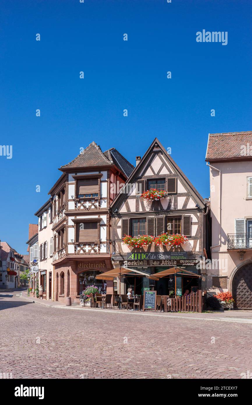 Ensemble a metà timbro a Place de l'Etoile, Obernai, Alsazia, Francia, Europa Foto Stock