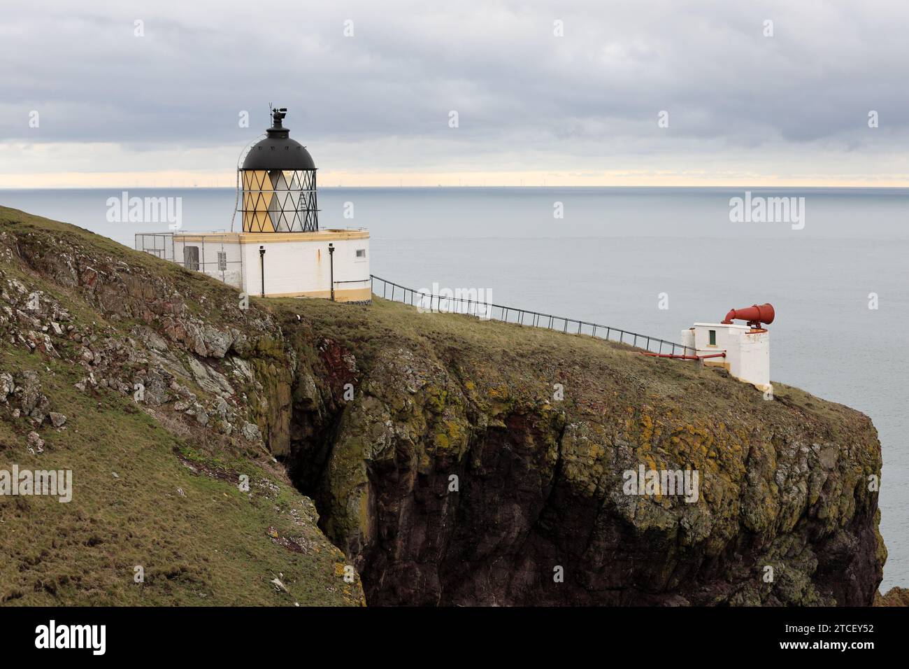 Faro di St Abbs Head, con turbine eoliche sullo sfondo, St Abbs, Berwickshire, Scozia, Regno Unito Foto Stock