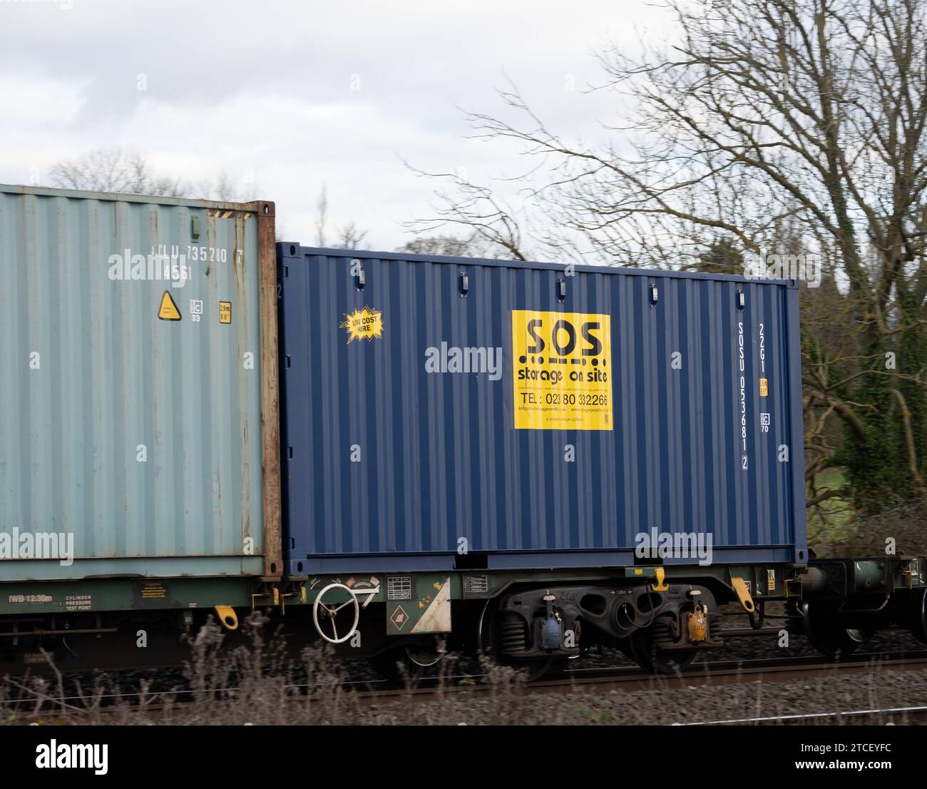 Contenitore di stoccaggio S.O.S. in loco su un treno freightliner, Warwickshire, Inghilterra, Regno Unito Foto Stock