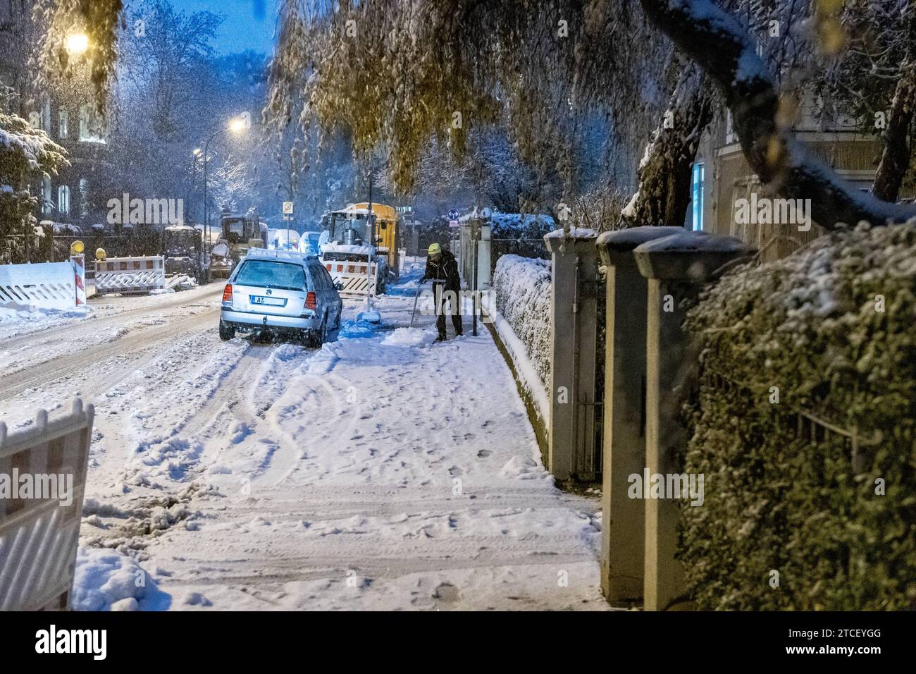 Augusta, Baviera, Germania - 1° dicembre 2023: Inizio dell'inverno in Baviera, auto innevate e strade al mattino presto al buio *** Wintereinbruch in Bayern, verschneite Autos und Straßen am frühen Morgen bei dunkelheit Foto Stock