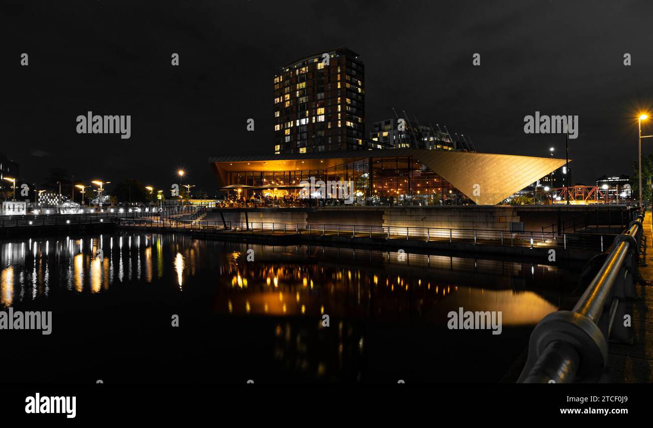 Media City Manchester, bar affacciato sul Quay con riflessi nell'acqua. Foto Stock