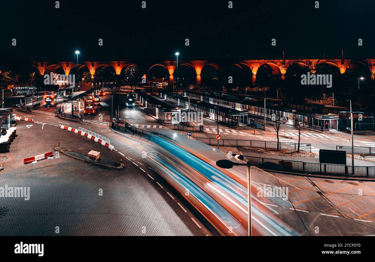 Deposito degli autobus del centro di Stockport. Sfondo del viadotto di Stockport. Foto Stock