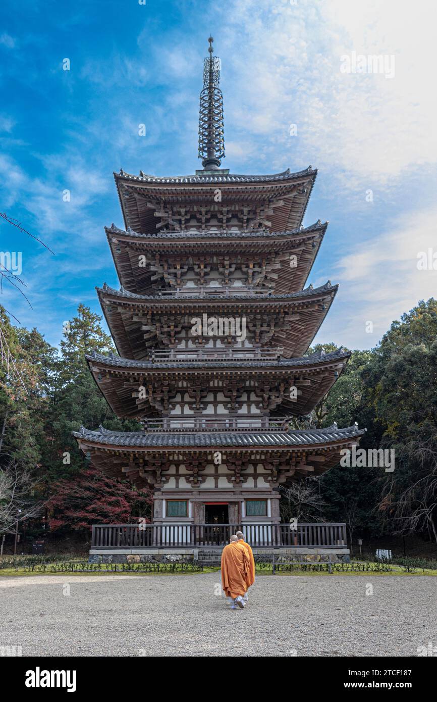 Pagoda a cinque piani del tempio Daigo-ji e monaci visti da dietro Foto Stock