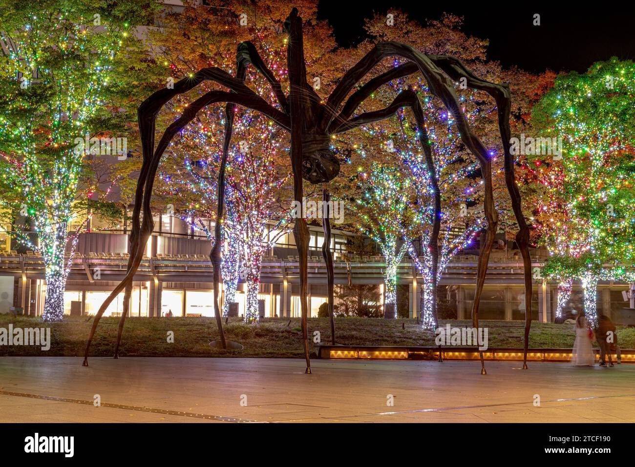 Scultura di ragni nella zona di Roppongi a Tokyo con luci natalizie Foto Stock