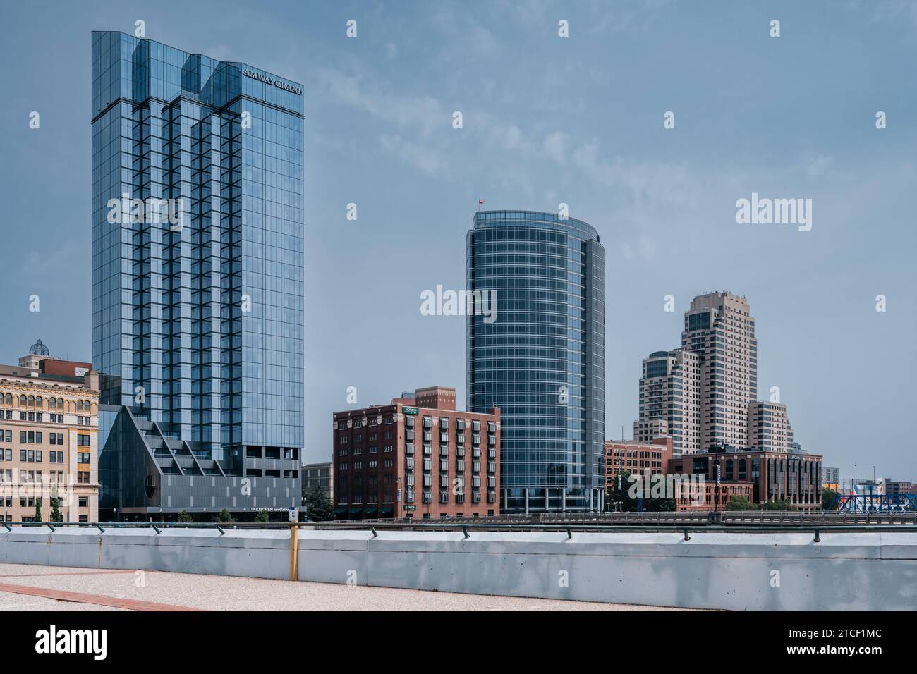 Grand Rapids, Michigan, 10 giugno 2023: Grand River e Pearl Street Bridge nel centro di Grand Rapids. Foto Stock
