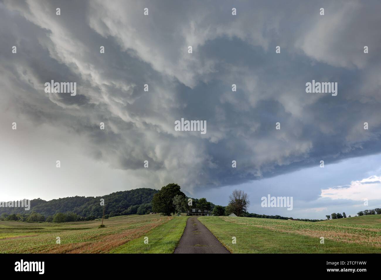 Una tempesta pomeridiana produce tornado come nuvole che si avvicinano pericolosamente a una casa in Virginia. Foto Stock