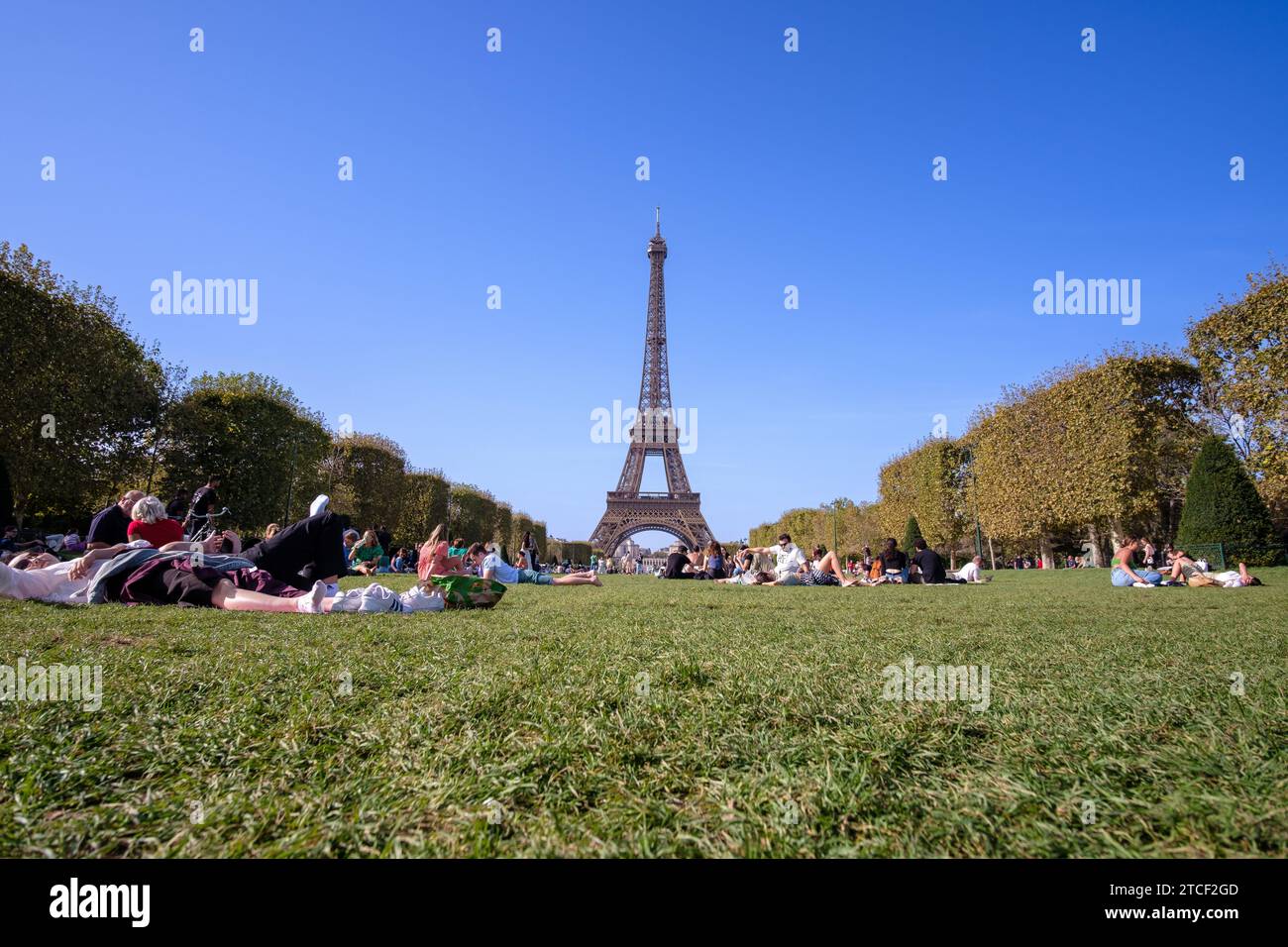 Parigi, Francia - 8 ottobre 2023 : Vista panoramica del campo di Marte, un grande spazio verde pubblico con persone a Parigi Francia Foto Stock
