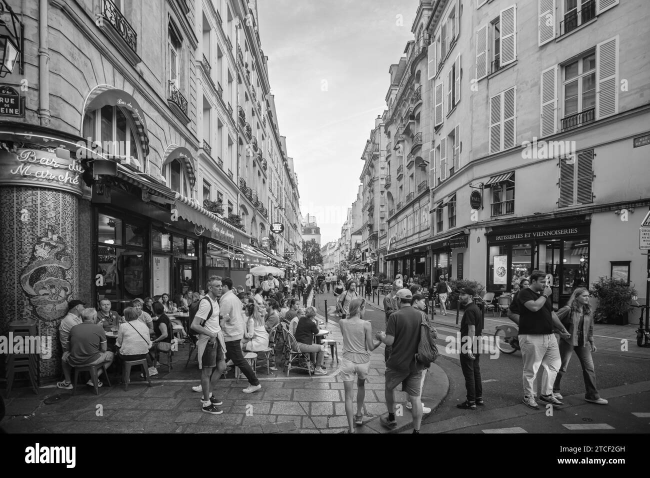 Parigi, Francia - 8 ottobre 2023: Turisti e parigini si godono cibo e bevande all'aperto in una famosa Rue de Buci a Saint Germain Parigi Francia Foto Stock