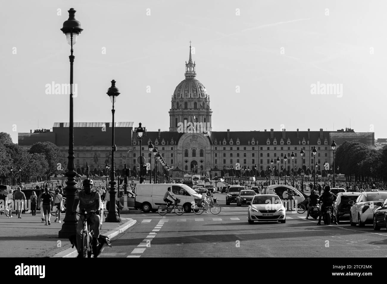 Parigi, Francia - 8 ottobre 2023 : avenue Marechal Galieni che porta all'Hotel des Invalides, il museo militare di Parigi Foto Stock