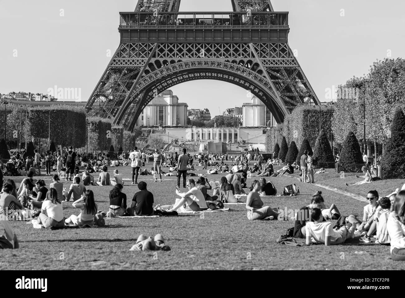 Parigi, Francia - 8 ottobre 2023 : Vista panoramica del campo di Marte, un grande spazio verde pubblico con persone a Parigi Francia Foto Stock