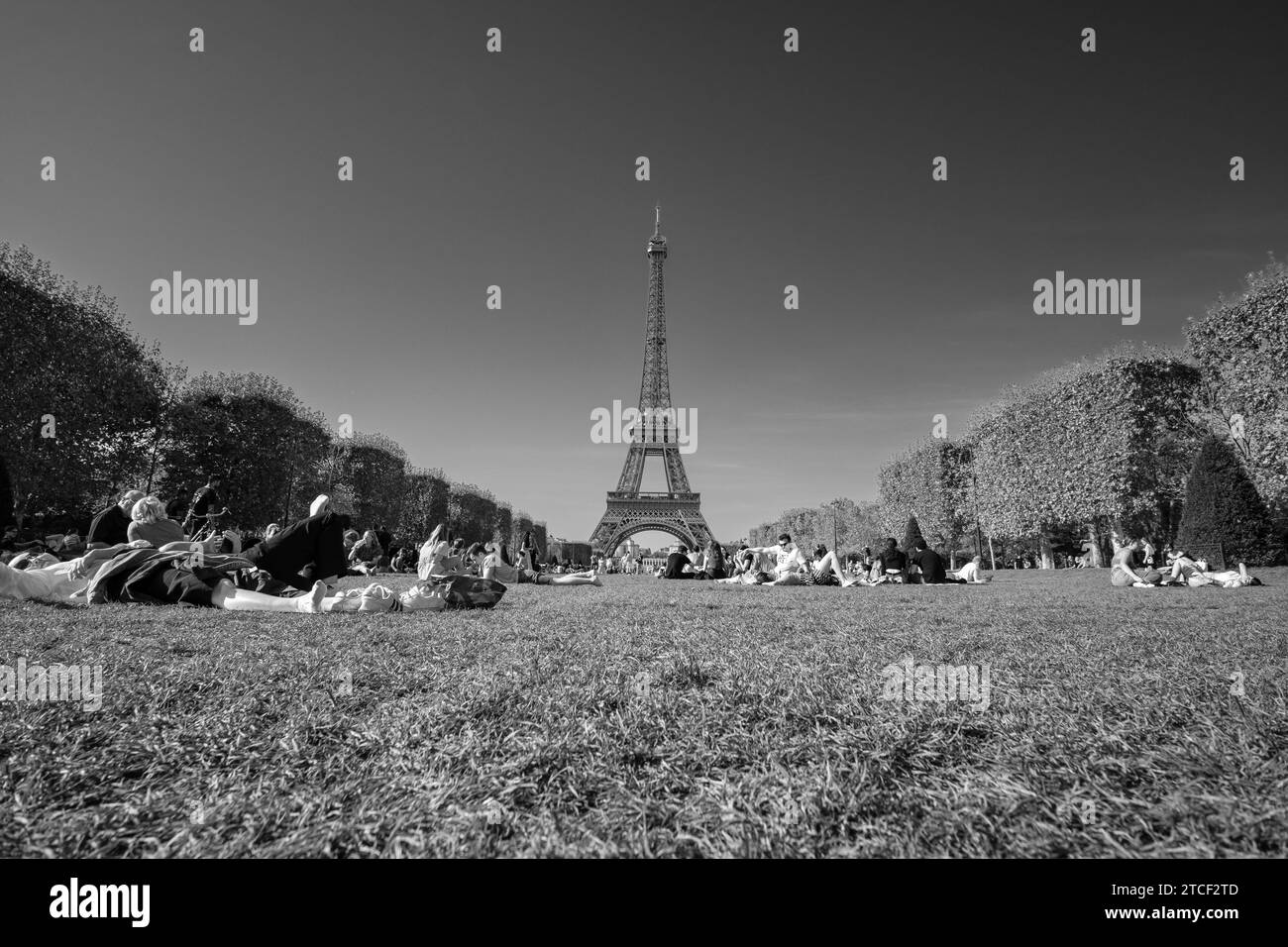 Parigi, Francia - 8 ottobre 2023 : Vista panoramica del campo di Marte, un grande spazio verde pubblico con persone a Parigi Francia Foto Stock