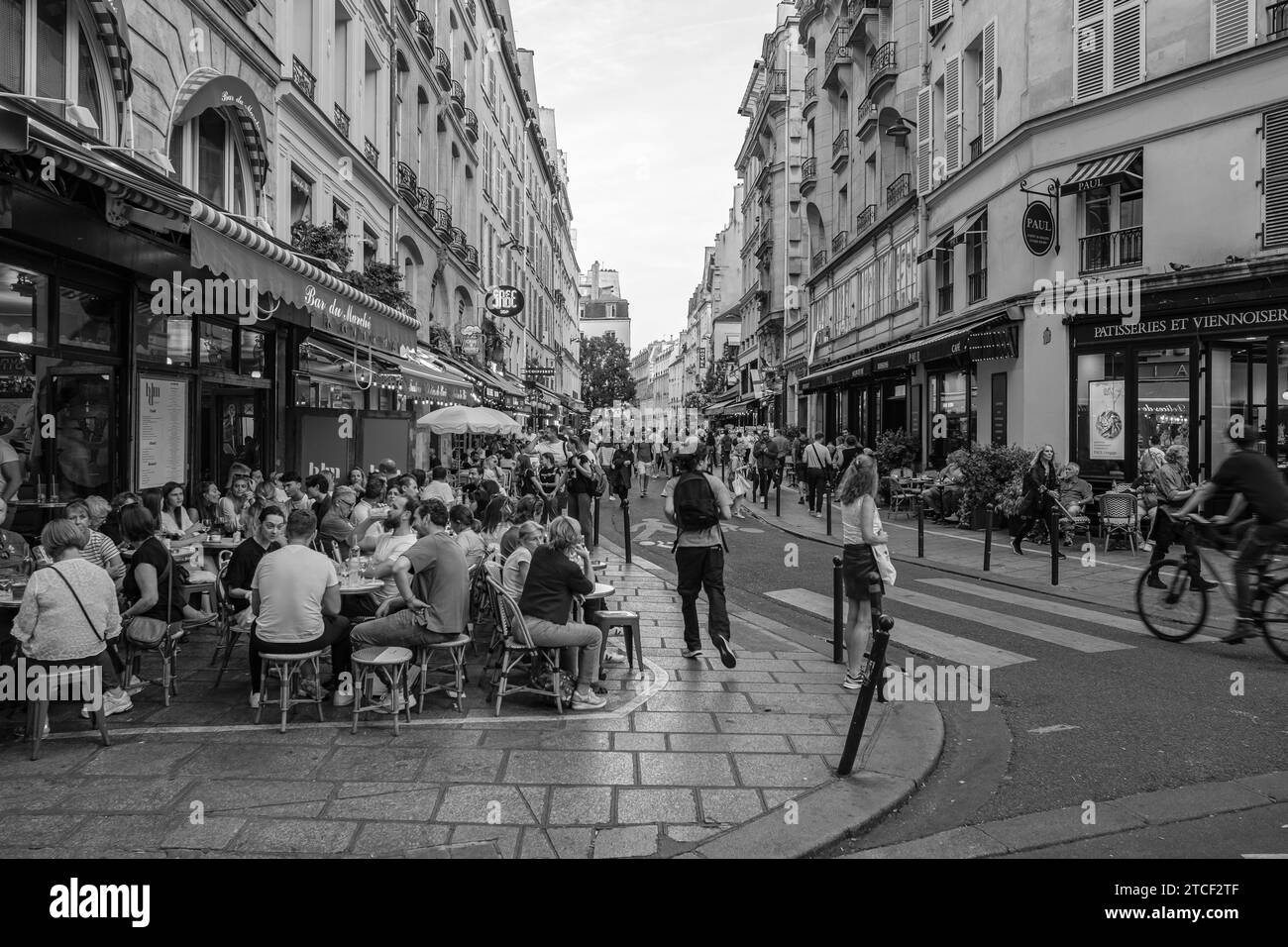 Parigi, Francia - 8 ottobre 2023: Turisti e parigini si godono cibo e bevande all'aperto in una famosa Rue de Buci a Saint Germain Parigi Francia Foto Stock