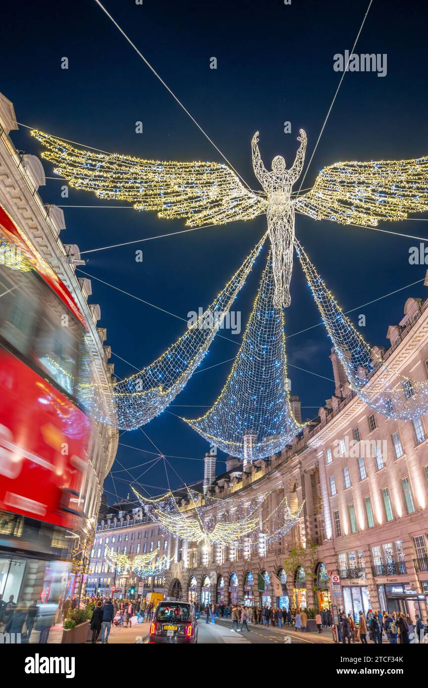 Londra, Regno Unito. 11 dicembre 2023.. Una serata movimentata nel centro di Londra con migliaia di visitatori che guardano le impressionanti decorazioni natalizie di Regent Street. Credito: Malcolm Park/Alamy Foto Stock