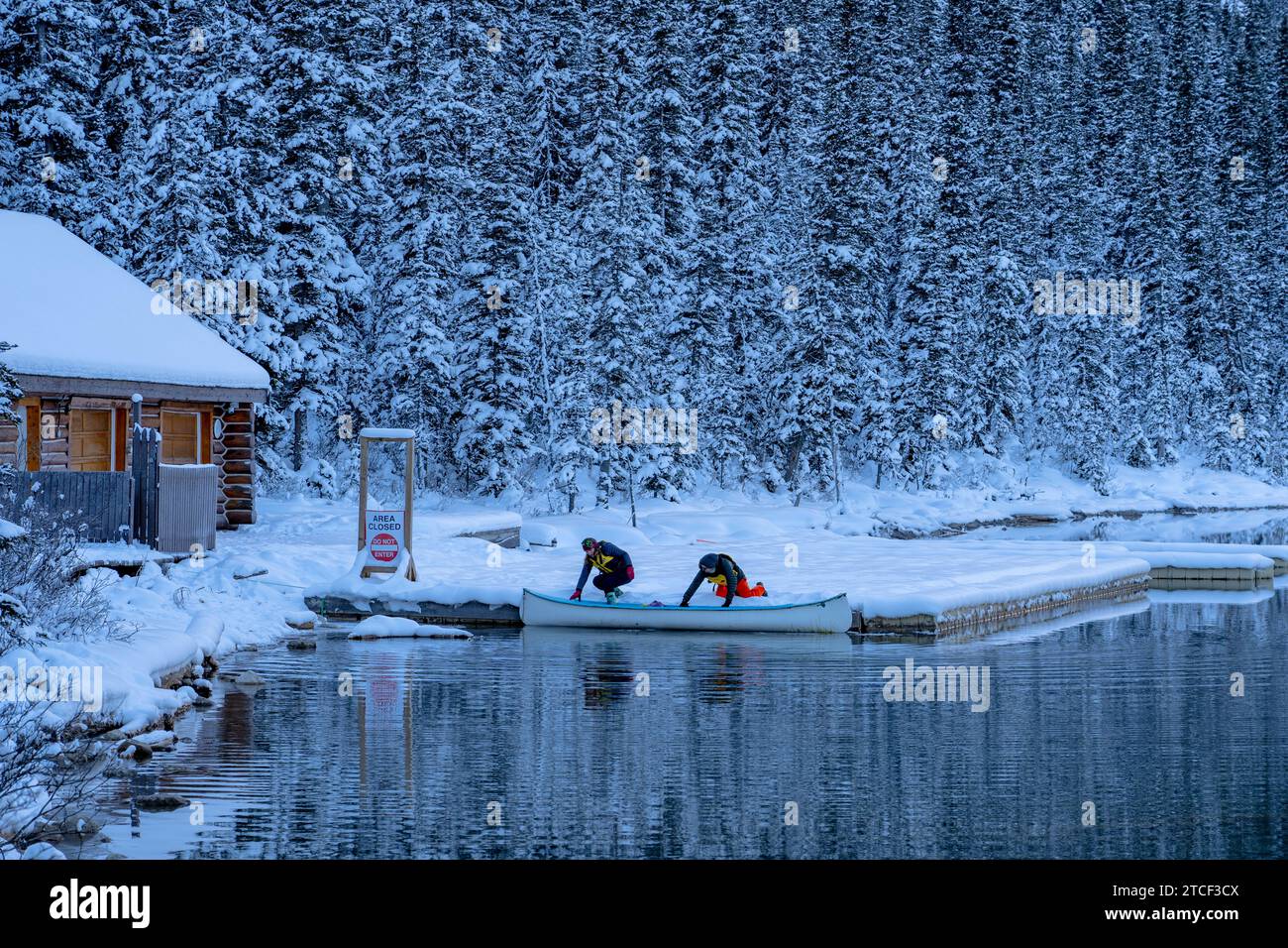 Coppia non identificabile in kayak sul lago Louise in inverno Foto Stock
