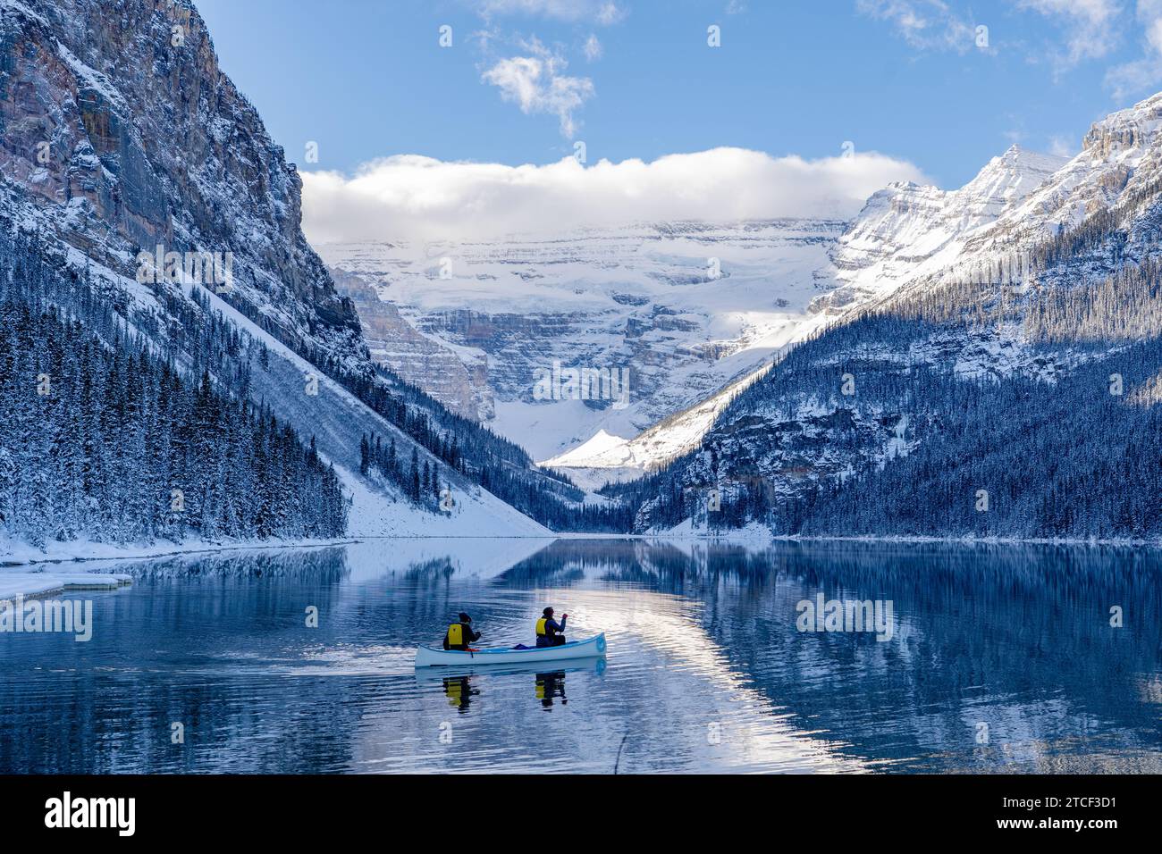 Coppia non identificabile in kayak sul lago Louise in inverno Foto Stock