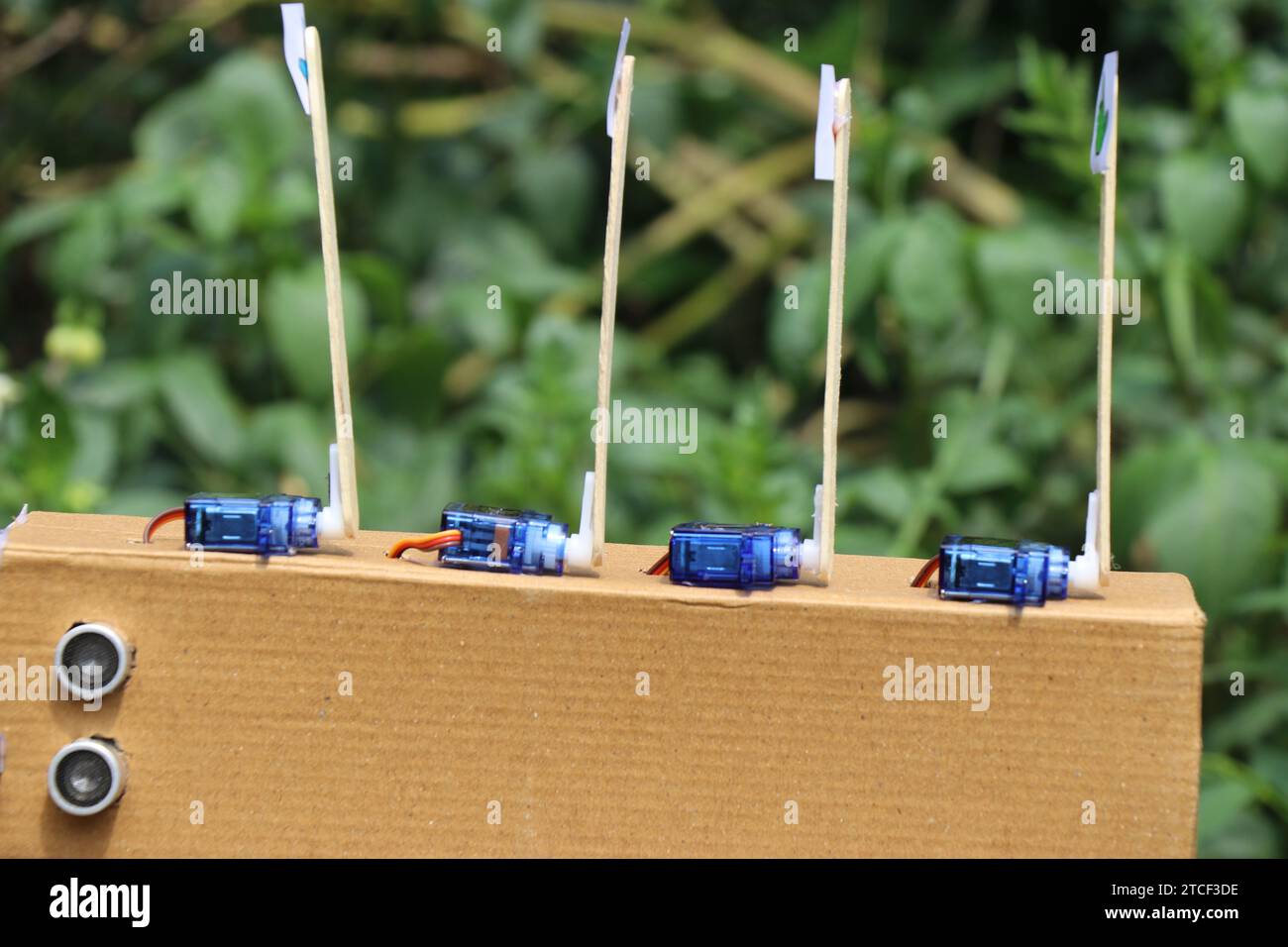Progetti elettronici realizzati a casa. I segnali aggiunti all'avvisatore acustico del micro servomeccanismo sono controllati dal sensore a ultrasuoni Foto Stock