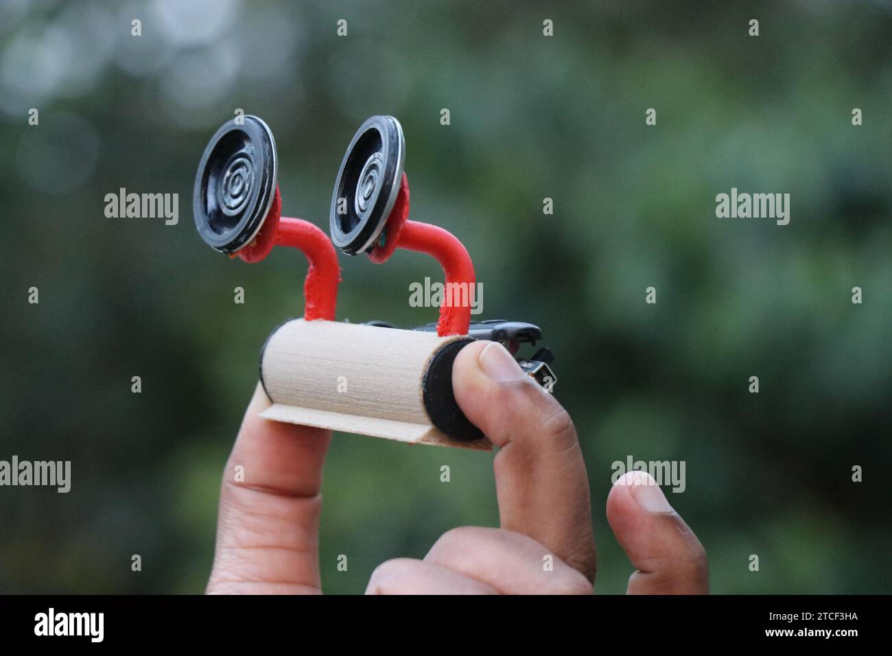 Altoparlante bluetooth portatile tenuto in mano su uno sfondo naturale. Esclusivo tipo di lettore musicale wireless Foto Stock
