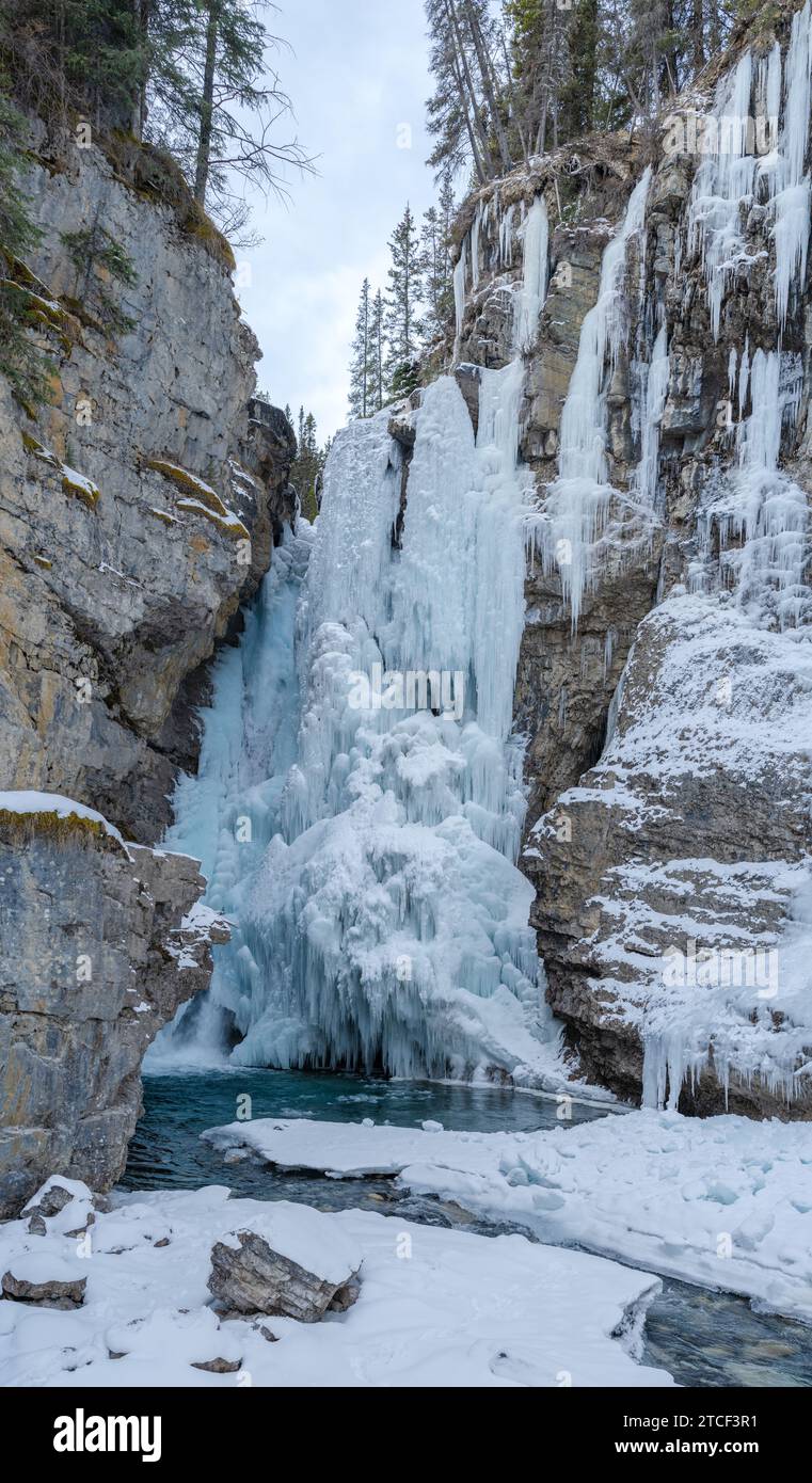 Neve e ghiaccio alle cascate del Johnston Canyon Foto Stock