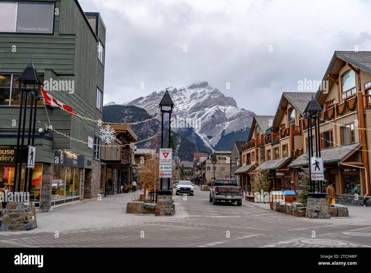 Città di Banff decorata per Natale in inverno Foto Stock