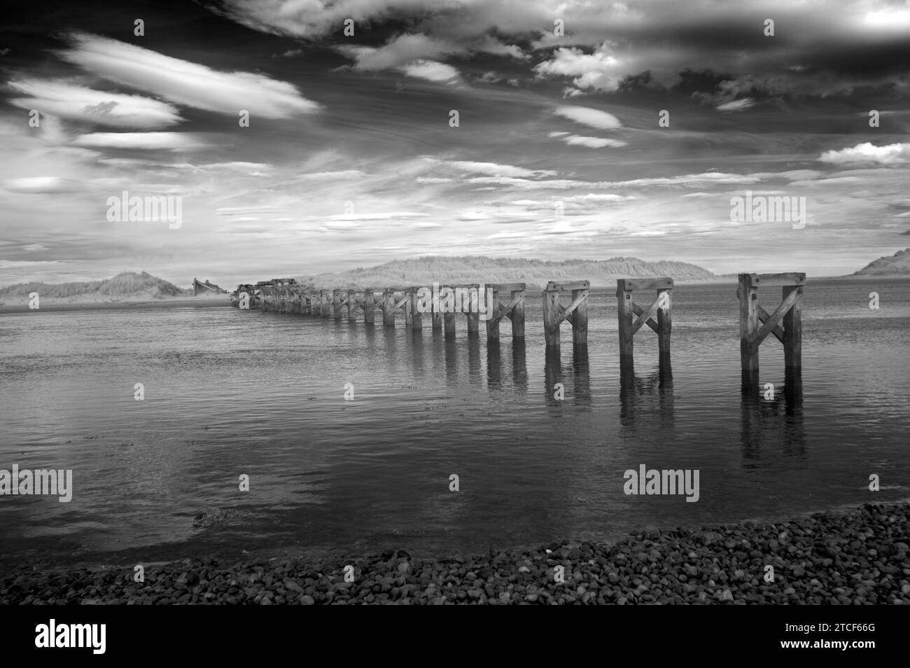 Immagine a infrarossi dei vecchi supporti del ponte a Lossiemouth in Scozia Foto Stock