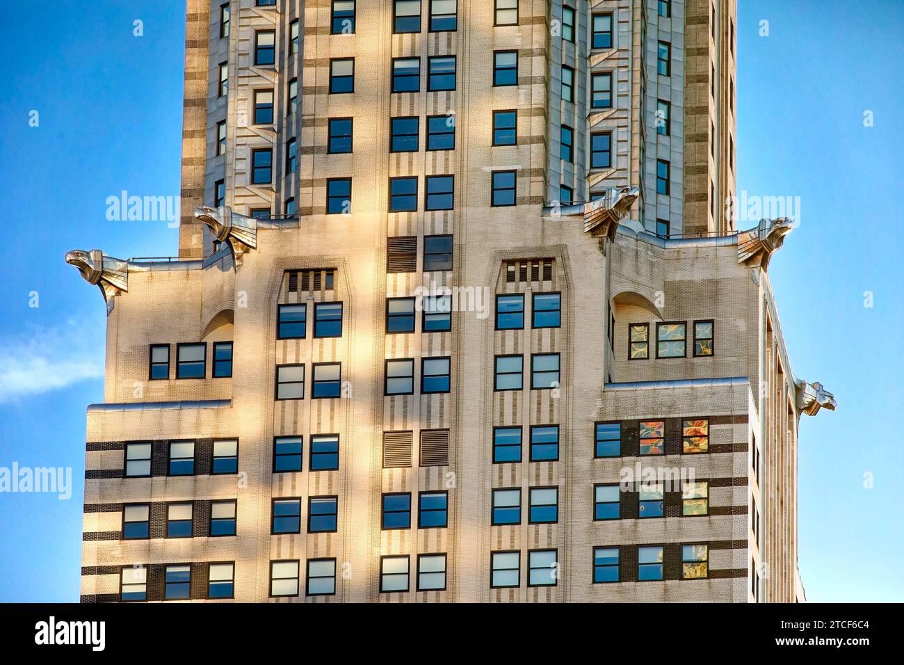 Caldo bagliore all'alba della Chrysler Building Eagles Foto Stock