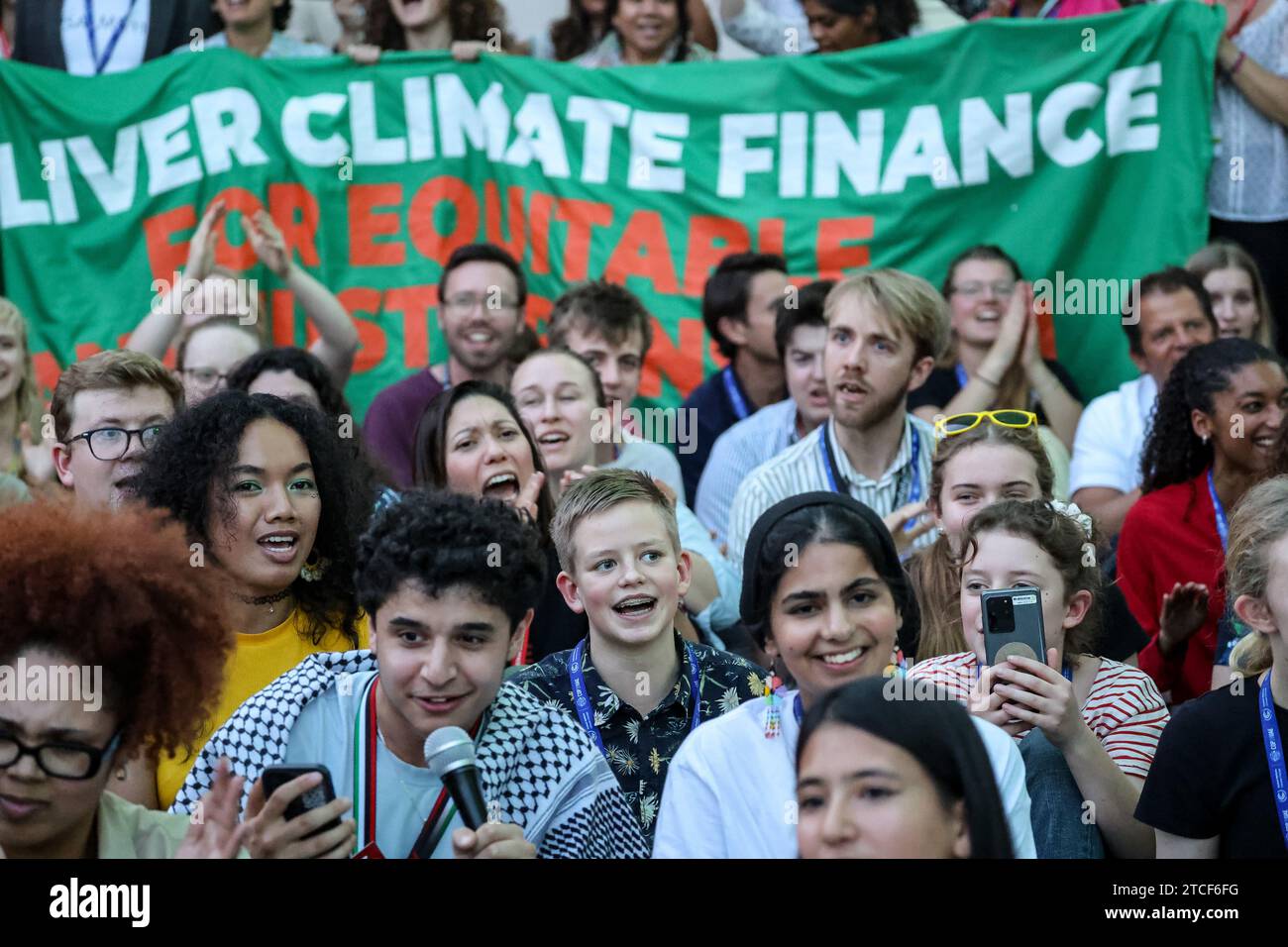 I giovani attivisti protestano nell'ultimo giorno della COP28, Conferenza delle Nazioni Unite sui cambiamenti climatici tenutasi dall'UNFCCC al Dubai Exhibition Center, Emirati Arabi Uniti il 12 dicembre 2023. COP28, dal 29 novembre al 12 dicembre, i leader delineeranno il loro percorso verso gli obiettivi climatici nazionali. Foto Stock