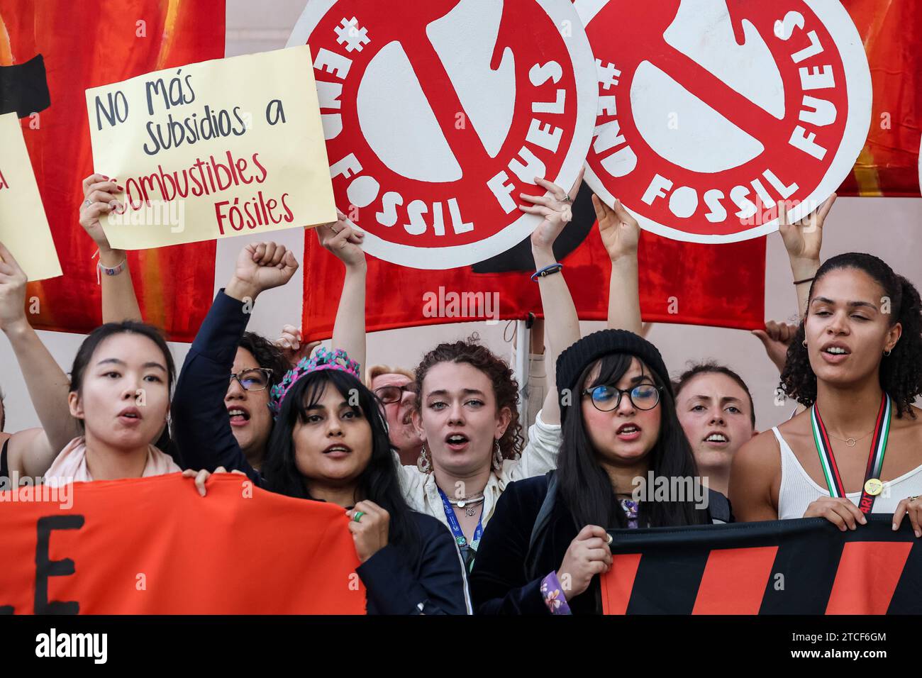 I giovani attivisti protestano nell'ultimo giorno della COP28, Conferenza delle Nazioni Unite sui cambiamenti climatici tenutasi dall'UNFCCC al Dubai Exhibition Center, Emirati Arabi Uniti il 12 dicembre 2023. COP28, dal 29 novembre al 12 dicembre, i leader delineeranno il loro percorso verso gli obiettivi climatici nazionali. Foto Stock