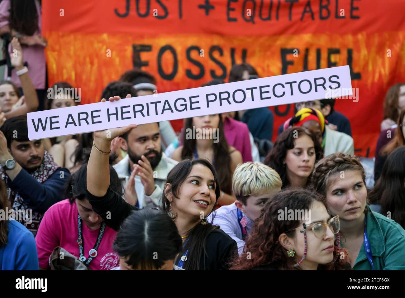 I giovani attivisti protestano nell'ultimo giorno della COP28, Conferenza delle Nazioni Unite sui cambiamenti climatici tenutasi dall'UNFCCC al Dubai Exhibition Center, Emirati Arabi Uniti il 12 dicembre 2023. COP28, dal 29 novembre al 12 dicembre, i leader delineeranno il loro percorso verso gli obiettivi climatici nazionali. Foto Stock
