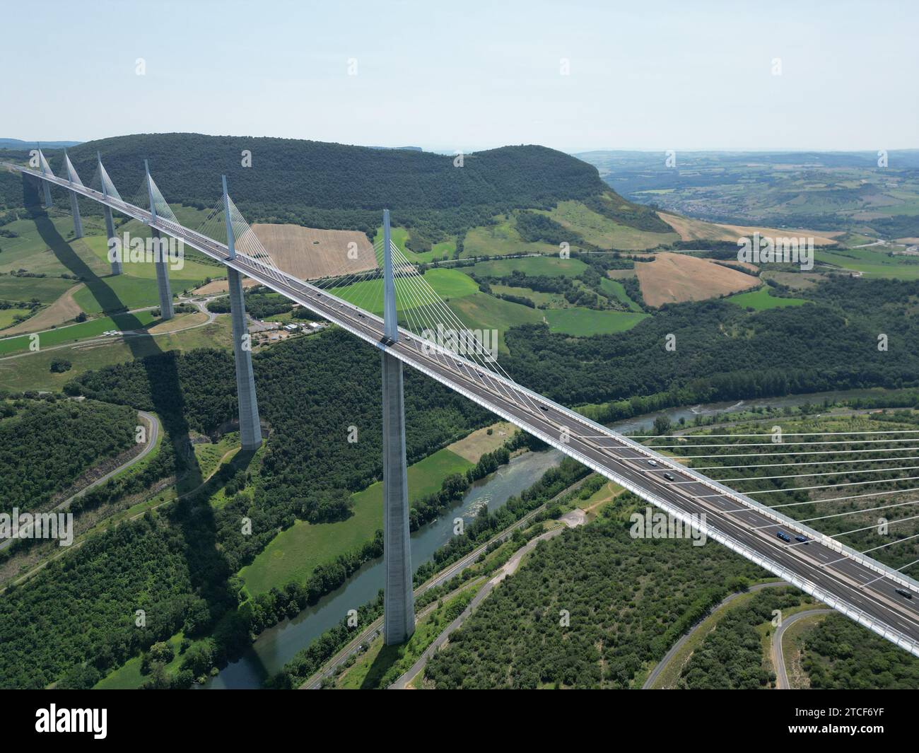 Il viadotto di Millau, il ponte strallato della Francia drone vista aerea dall'alto Foto Stock