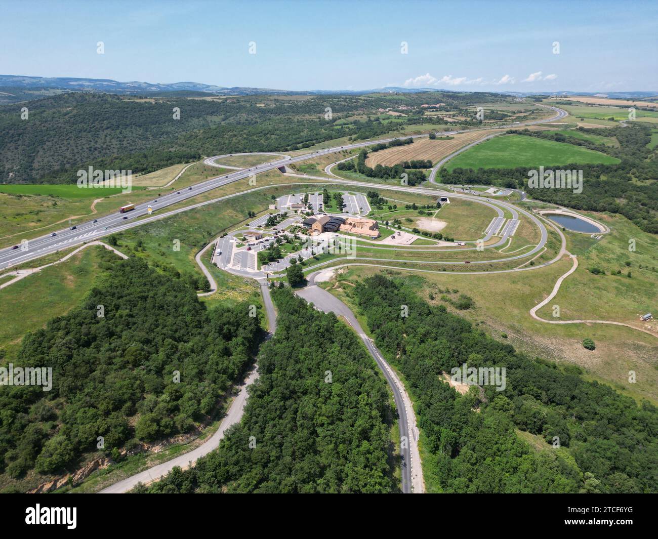 Visitatori, centro di osservazione del viadotto di Millau, ponte strallato Francia drone vista aerea dall'alto Foto Stock