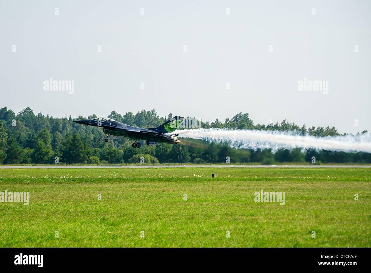 Liepaja, Lettonia- 06 agosto 2023: Decollo del jet da caccia General Dynamics F-16AM dalla pista Foto Stock