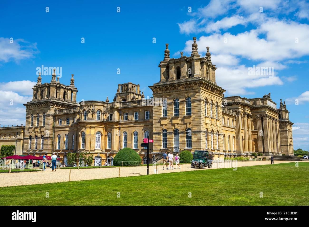 Blenheim Palace, sede dei duchi di Marlborough, vista da sud-ovest, a Woodstock, Oxfordshire, Inghilterra, Regno Unito Foto Stock