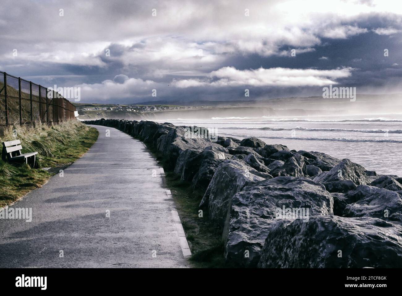 Un sentiero costiero con vista sul cambiamento del tempo, Lahinch, Co Clare Irlanda. Foto Stock