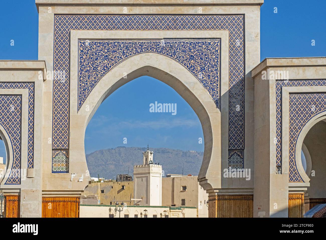 Bab Rcif, porta d'ingresso alla vecchia medina nella città di FES/Fez, Fez-Meknes, Marocco Foto Stock