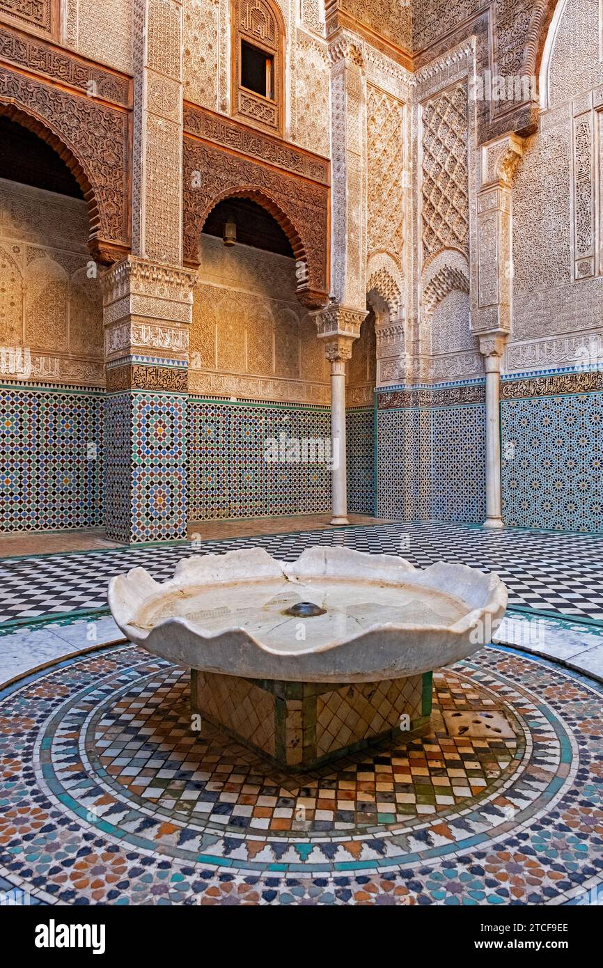 Fontana nella Madrasa di Mesbahiyya, scuola islamica riccamente decorata a FES el Bali, l'antico quartiere della medina nella città di FES/Fez, Fez-Meknes, Marocco Foto Stock