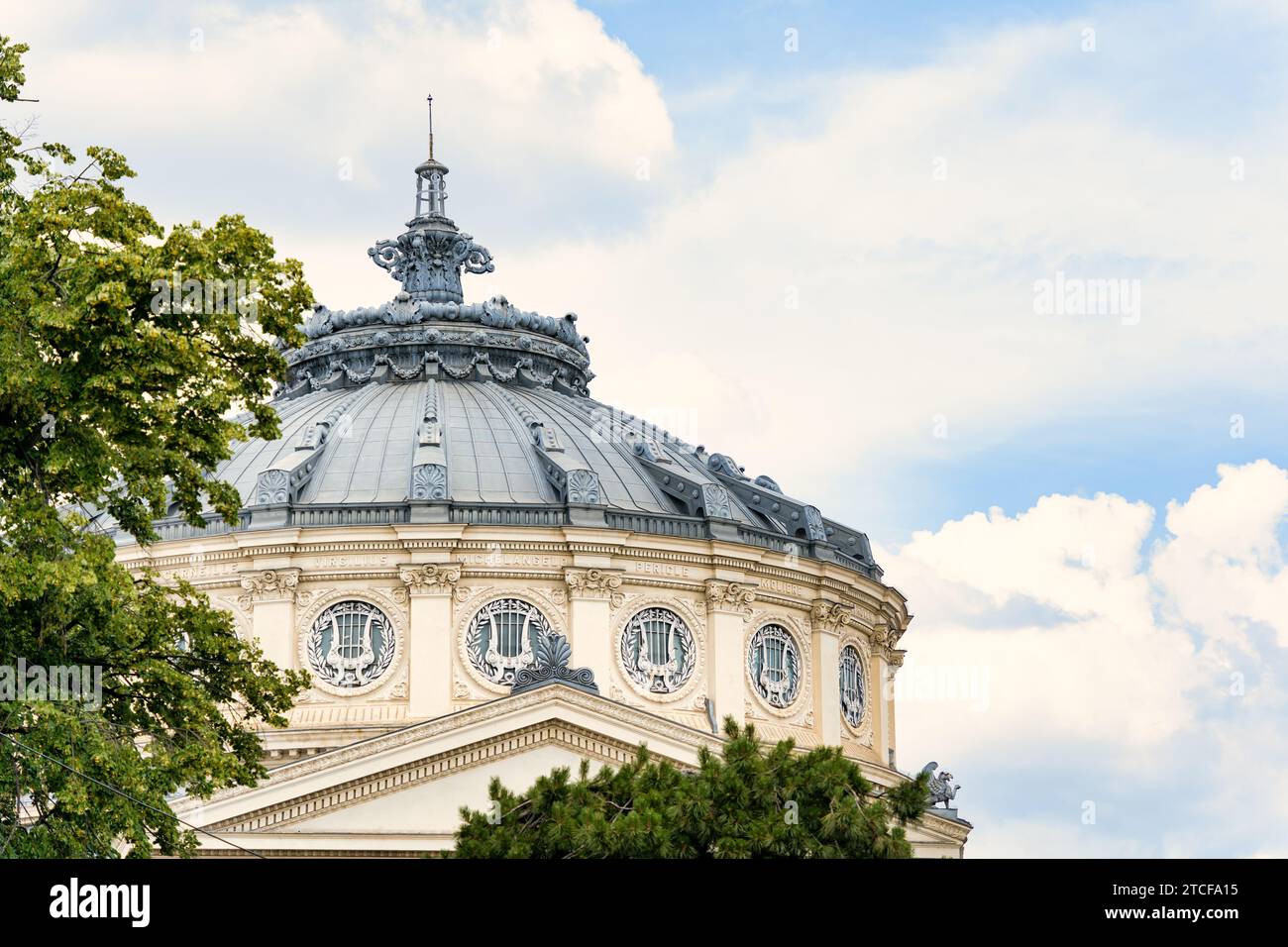 Bucarest, Romania - 17 giugno 2023: Veduta dell'Ateneo Romano (Ateneul Roman), una prestigiosa sala concerti e uno degli edifici più belli di i Foto Stock