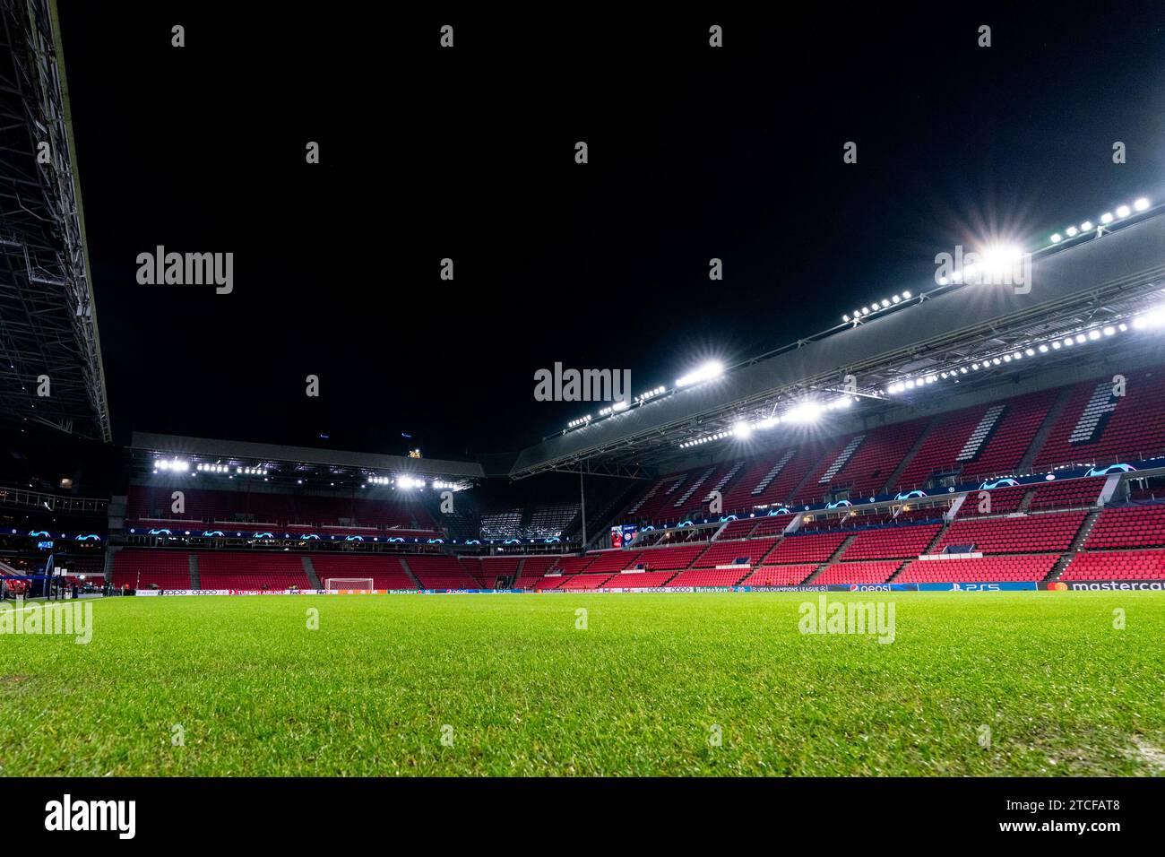 Eindhoven, Paesi Bassi. 12 dicembre 2023. EINDHOVEN, PAESI BASSI - 12 DICEMBRE: Vista interna generale prima della partita del gruppo B di UEFA Champions League tra PSV e Arsenal al Phillips Stadion il 12 dicembre 2023 ad Eindhoven, Paesi Bassi. (Foto di Rene Nijhuis/Orange Pictures) credito: Orange Pics BV/Alamy Live News Foto Stock