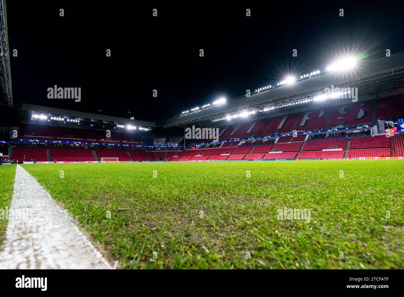 Eindhoven, Paesi Bassi. 12 dicembre 2023. EINDHOVEN, PAESI BASSI - 12 DICEMBRE: Vista interna generale prima della partita del gruppo B di UEFA Champions League tra PSV e Arsenal al Phillips Stadion il 12 dicembre 2023 ad Eindhoven, Paesi Bassi. (Foto di Rene Nijhuis/Orange Pictures) credito: Orange Pics BV/Alamy Live News Foto Stock