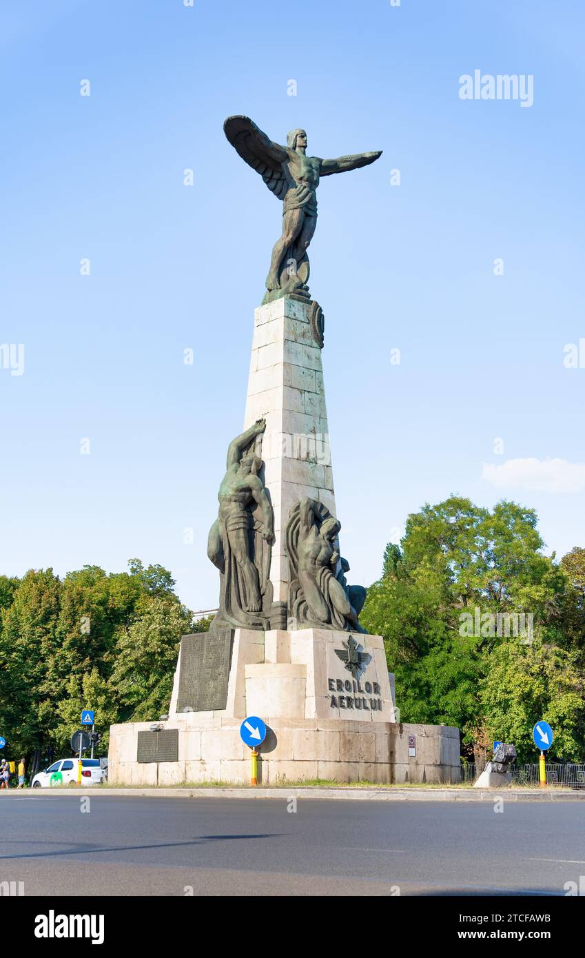 Bucarest, Romania - 17 giugno 2023: Vista con Monumento agli Eroi dell'aria (Monumentul Eroilor Aerului) situata nella Piazza degli Aviatori Foto Stock