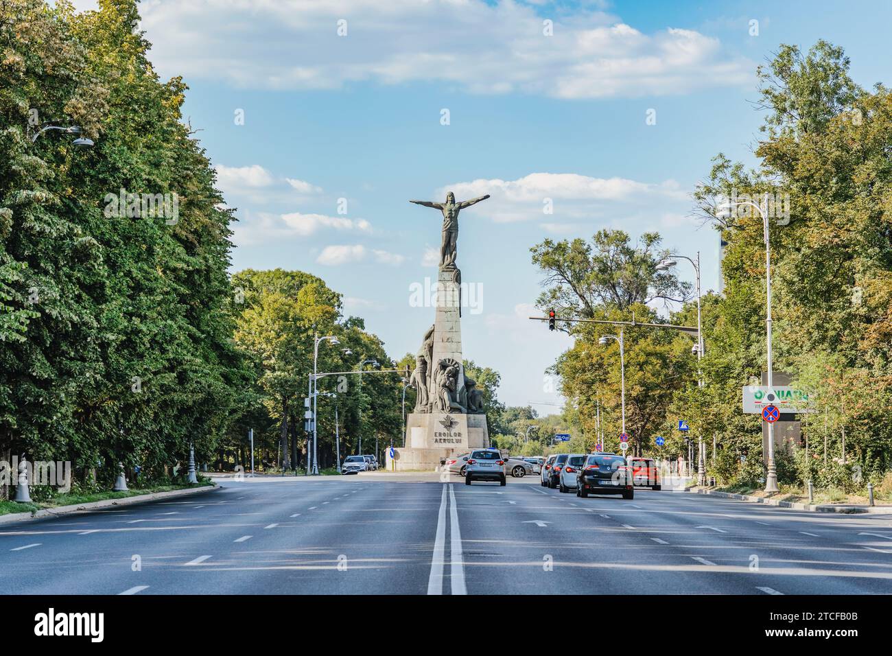 Bucarest, Romania - 17 giugno 2023: Vista con Monumento agli Eroi dell'aria (Monumentul Eroilor Aerului) situata nella Piazza degli Aviatori Foto Stock