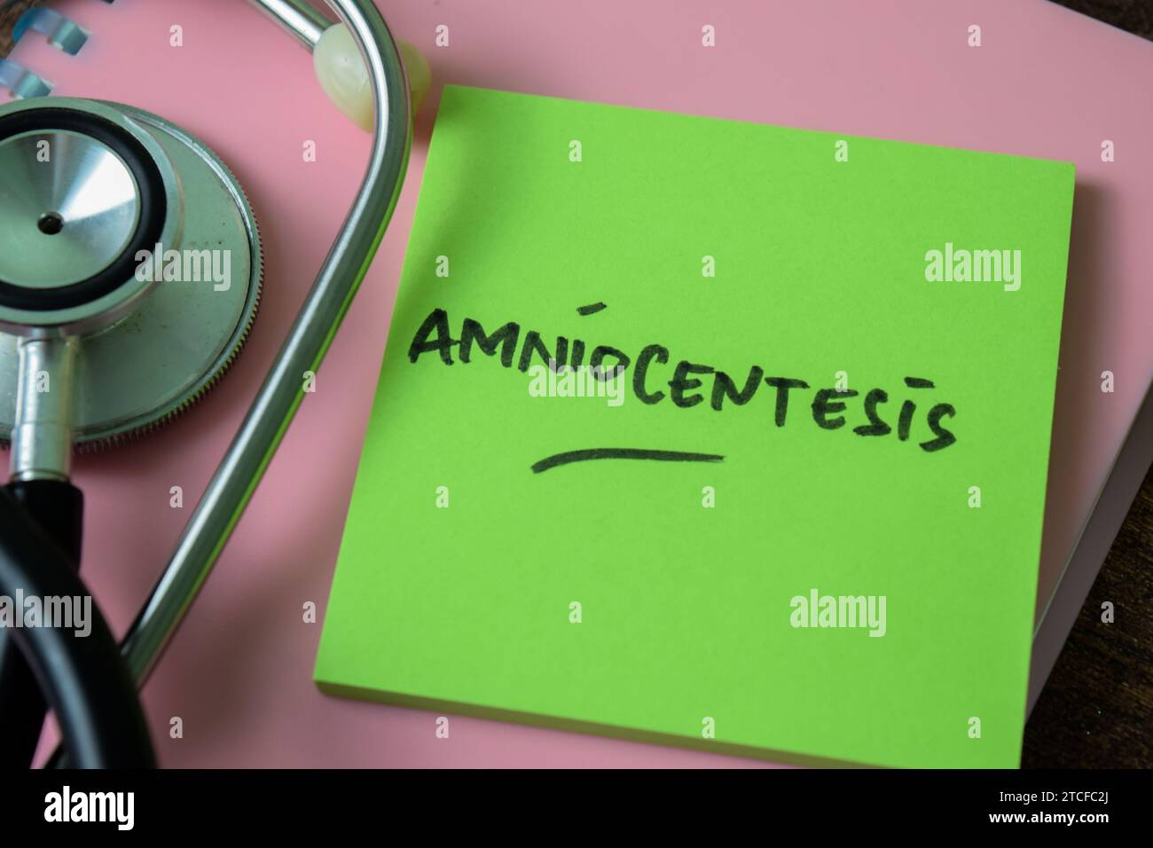 Concetto di amniocentesi scrivere su appunti isolati su sfondo bianco. Foto Stock