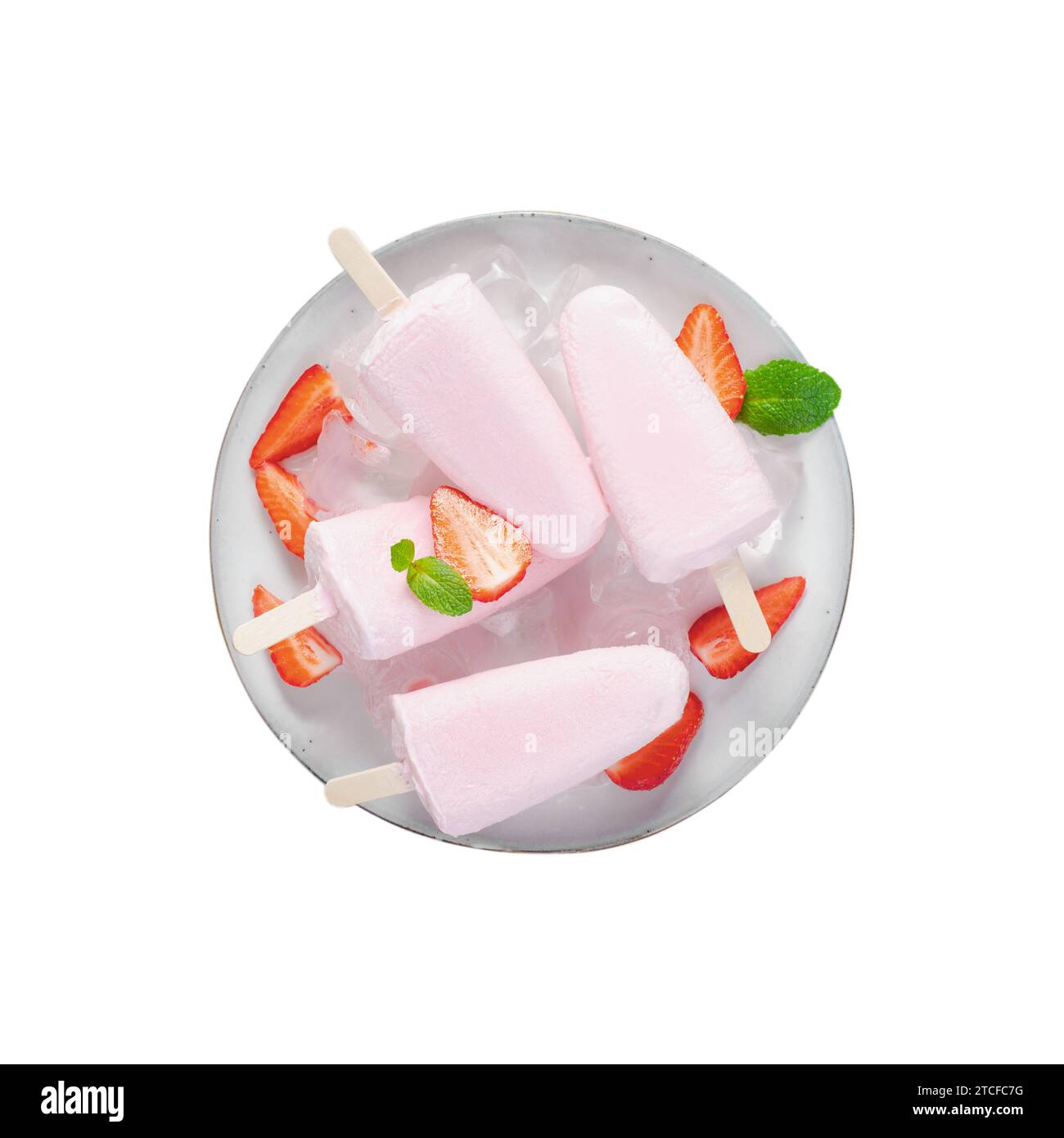 Ghiaccioli alla fragola rinfrescanti, caramelle ghiacciate con fragole fresche e menta, sfondo bianco isolato Foto Stock